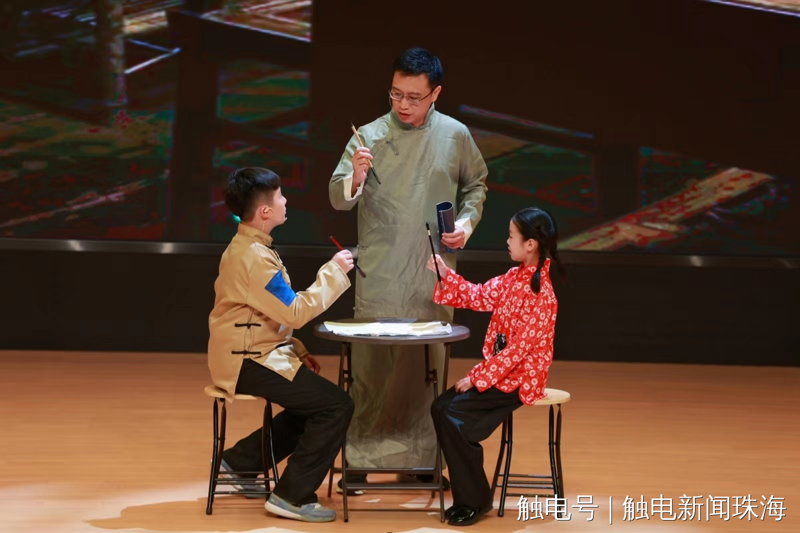 奸干女儿一区二区女儿一区二区内容严重违规被全网下架，平台连夜整改封禁相关账号，网友纷纷举报呼吁加强监管，官方通报处理结果引发热议。